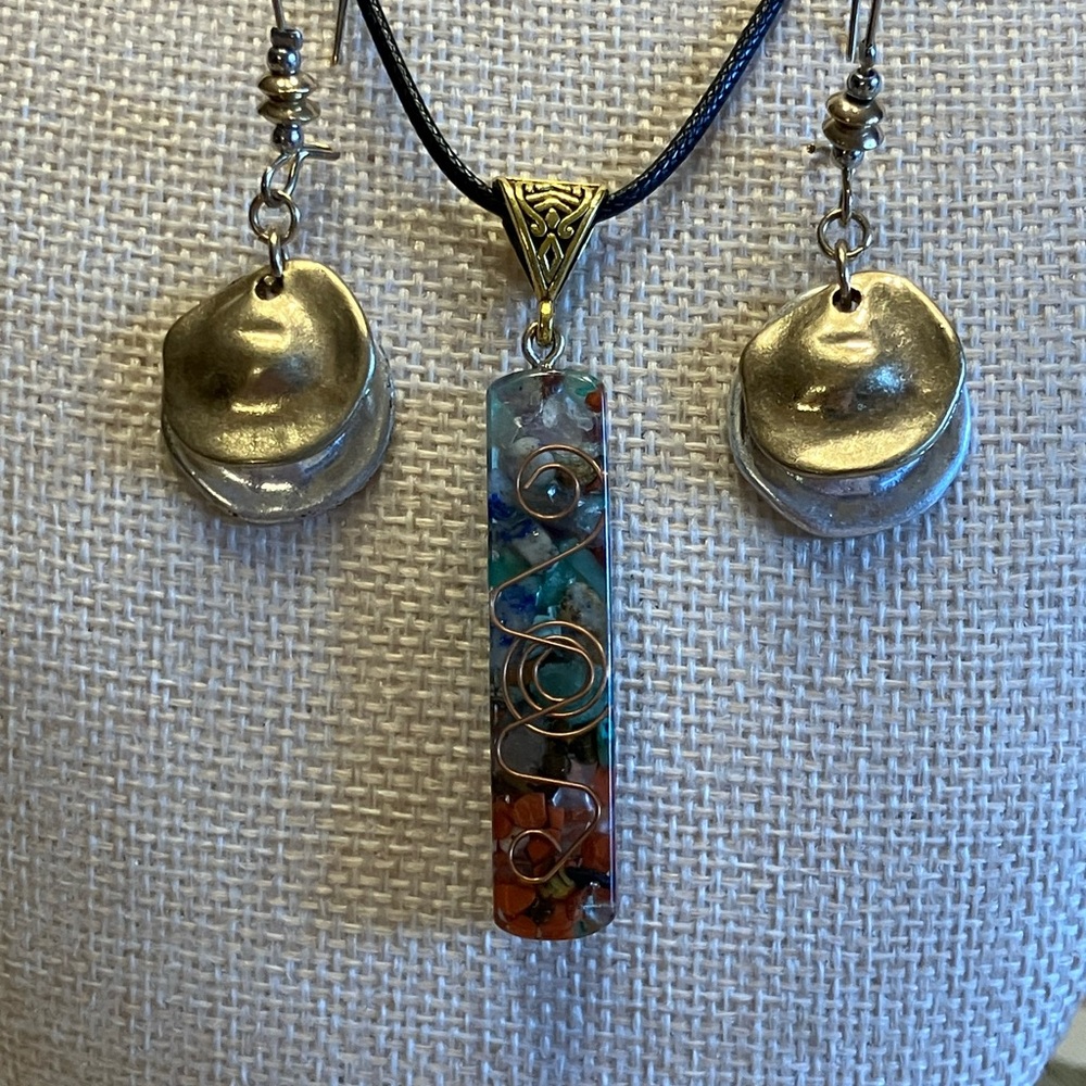 MULTICOLORED PENDANT WITH GOLD/SILVER PIERCED EARRINGS